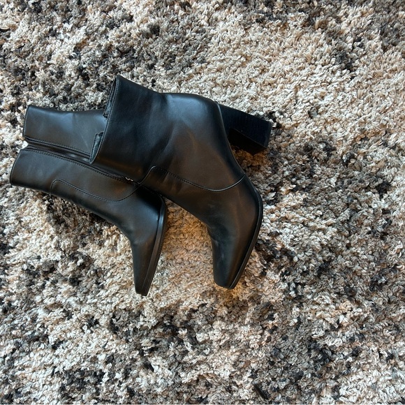 Black ankle high booties - Picture 2 of 7